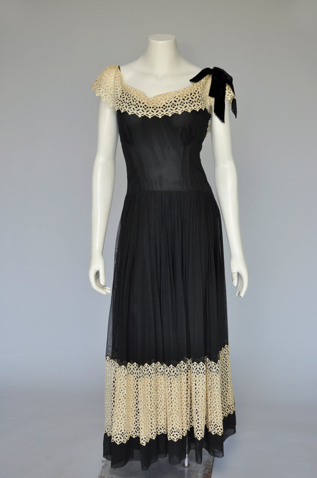 vintage 1930s black maxi dress w/ eyelet lace trim S