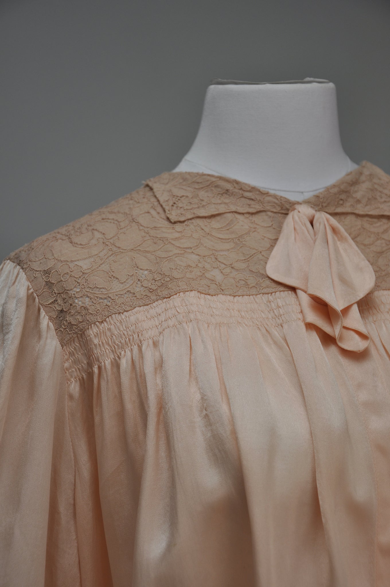 vintage 1930s peach silk and lace bed jacket XS-L – terrasita